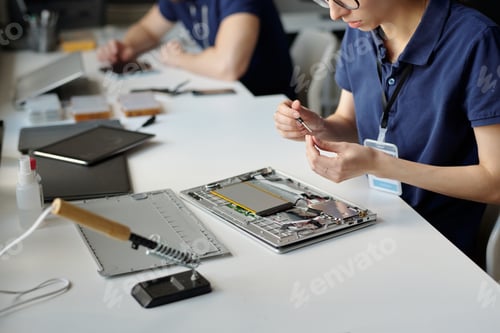 Preview: Hands of female worker of repair shop