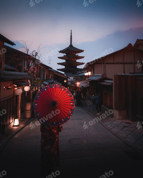 Preview: Woman in a kimono walking with a red umbrella at Yasaka Pagoda in Kyoto, Japan