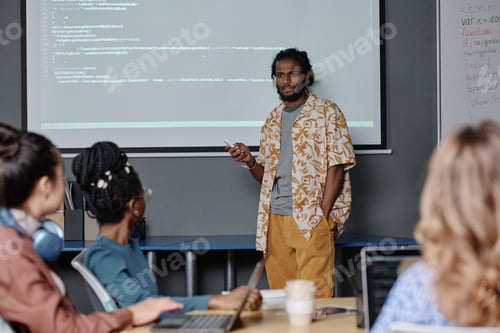 Vista previa: Trabajador de TI indio presenta el Código a sus compañeros de trabajo en una reunión de negocios