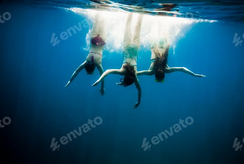 Preview: Croatia, Brac, Sumartin, Three girls under water