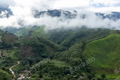 Vista previa: Paisaje de niebla matutina con capa montañosa. Cresta montañosa y nubes en un bosque selvático rural