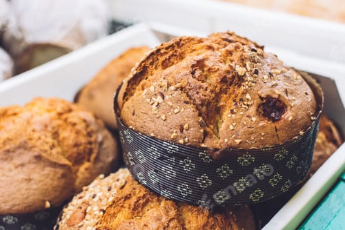 Preview: Beautiful wholegrain bread at a farmers market