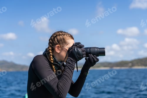 Preview: Concentrated marine biologist talking photos in the sea