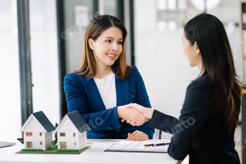 Preview: balancing the property sector The real estate agent is explaining the house style to see the house