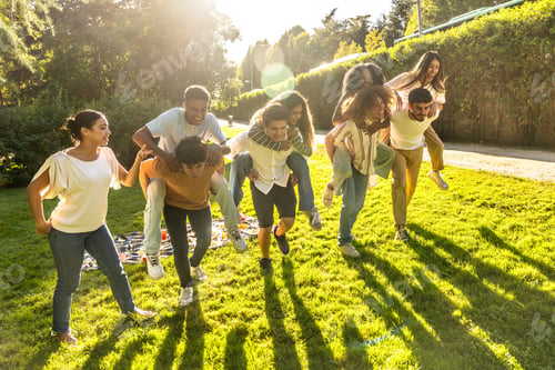 Vista previa: Friends playing piggybacking and racing during picnic