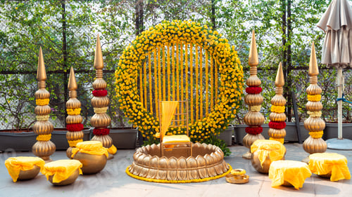 Preview: Decorative arrangement with yellow flowers and candles