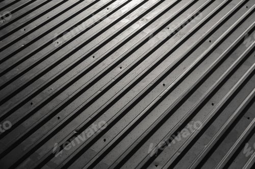 Visualização: Vista diagonal da superfície galvanizada preta brilhante na parede