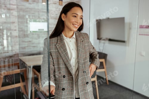 Preview: Portrait of attractive asian business woman standing in modern office