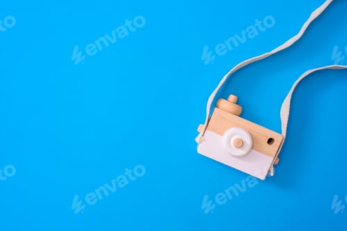 Preview: Small wooden reflex camera for children to learn photography with a toy camera.