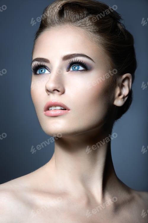 Vista previa: Beautiful girl with a light Nude make-up and blond hair. Beauty face.