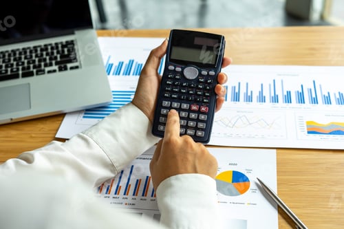 Preview: Asian women finance Checking profit calculation From the investment results of companies that are li