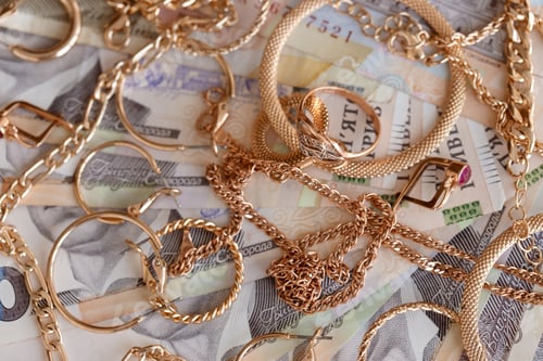 Preview: Many expensive golden jewerly rings, earrings and necklaces