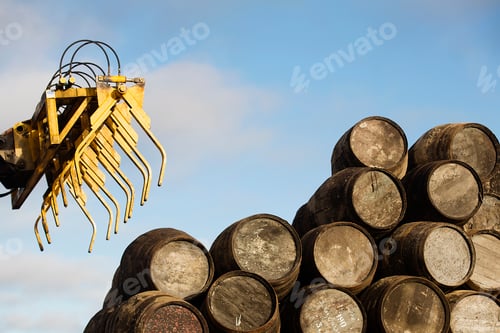 Preview: Wooden whisky casks and grapple loader
