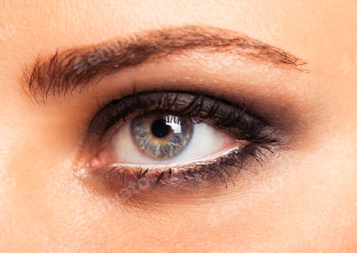 Preview: Closeup of beautiful womanish eye with glamorous makeup