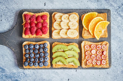 Preview: Wholegrain bread slices with peanut butter and various fruits