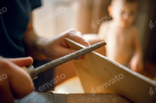Preview: Dad does carpentry work, the baby is watching him