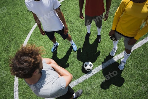 Vorschau: Blick von oben auf eine Gruppe von Fußballspielern während des Fußballspiels auf dem Spielfeld