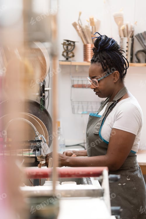 Preview: Woman washing dishes at the kitchen