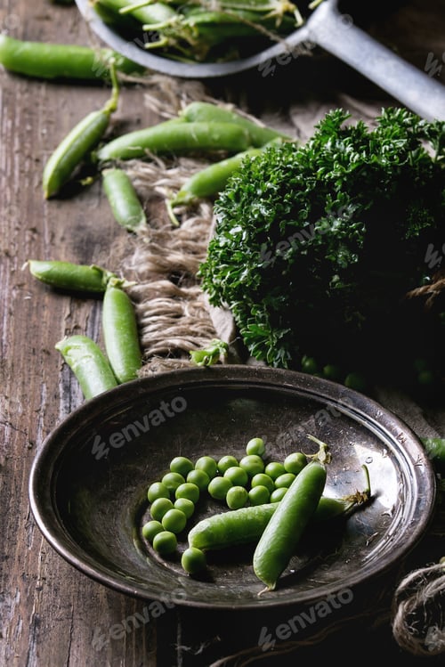 Preview: Young green peas