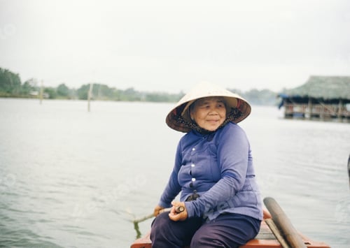 Preview: The ferryman took the children to the river in Tu Nghia district, Quang Ngai province