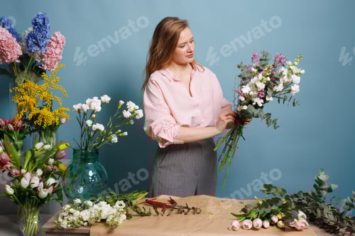 Visualização: florista feminina faz um buquê em uma floricultura, buquê de primavera