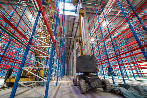 Preview: Hydraulic lifting platform on the construction site