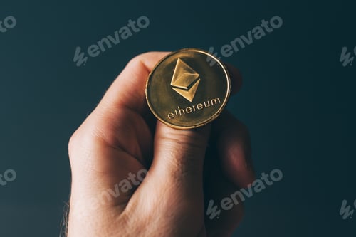 La criptomoneda Ethereum en la mano