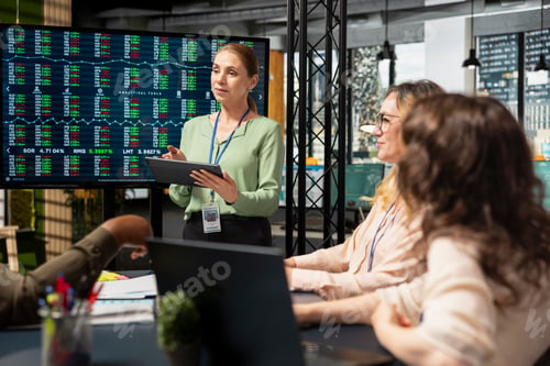 Vista previa: Group of female professionals demonstrating teamwork to build fruitful strategy