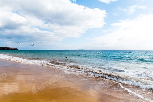 Visualização: Panorama da bela praia e do mar tropical de Lanzarote. Canárias