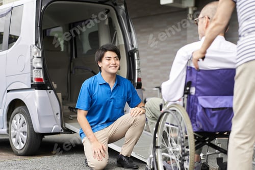 Preview: A caregiver who picks up and picks up the elderly in a long-term care taxi