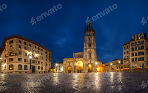 Preview: Oviedo, Spain. Panoramic view of Cathedral at dusk
