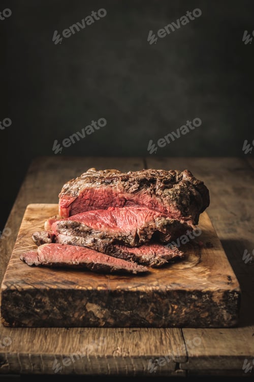 Preview: Roast beef on cutting board