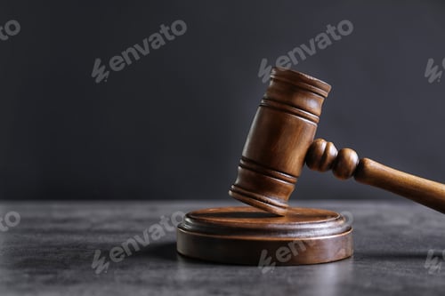 Vista previa: Judge's gavel on grey table. Law concept