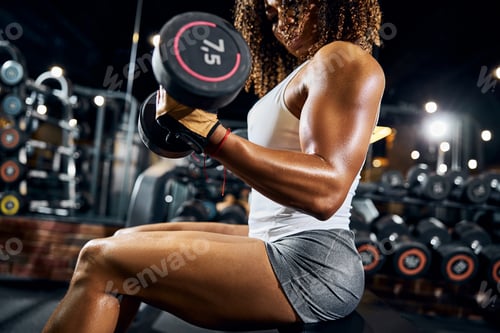 Preview: Young sportswoman doing the upper body workout