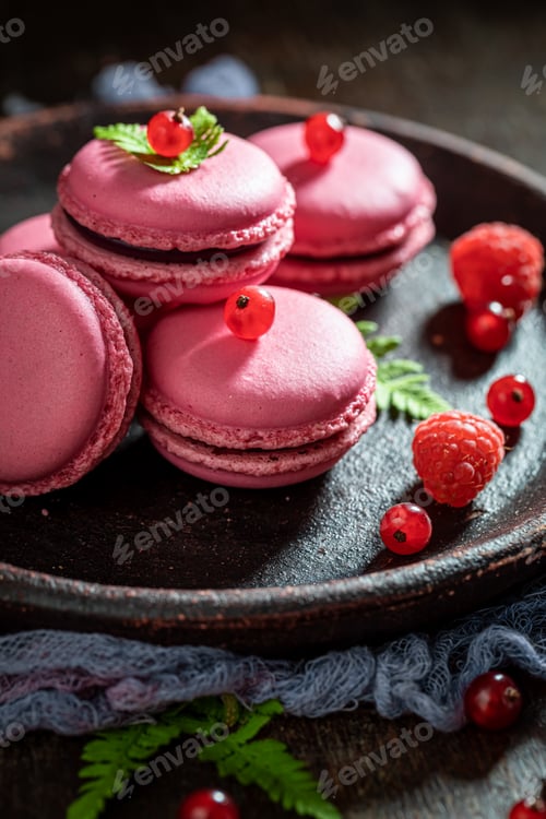 Vorschau: Köstliche und frische Makronen mit roten Johannisbeeren als Frühlingssnack.