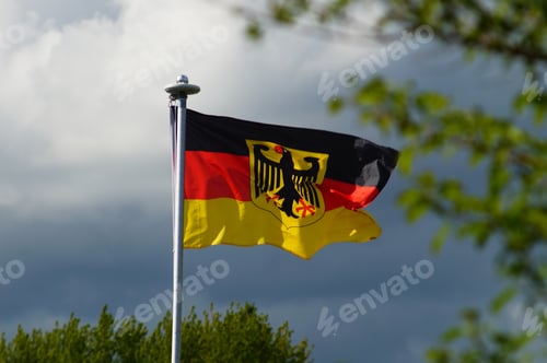 Preview: The sovereign flag of the Federal Republic of Germany flies in a garden