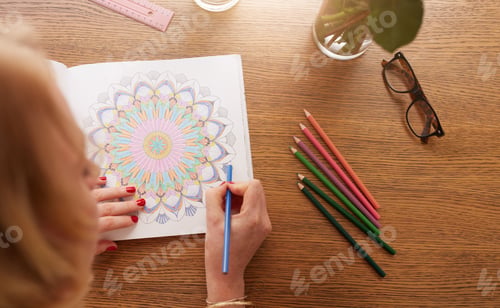 Preview: Woman coloring with color pencils for relaxation