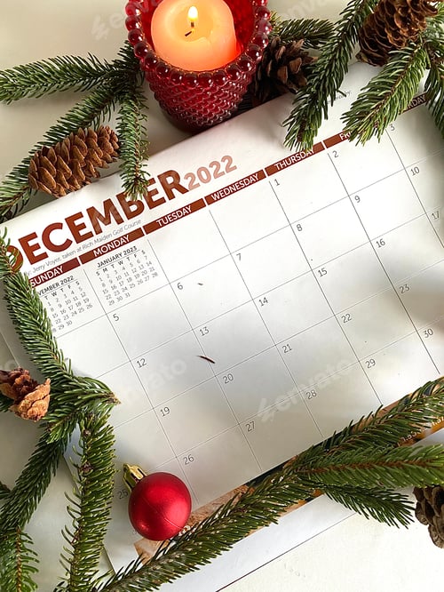 Visualização: Calendário de dezembro com pinhas e bolas de Natal e vela com espaço para cópia