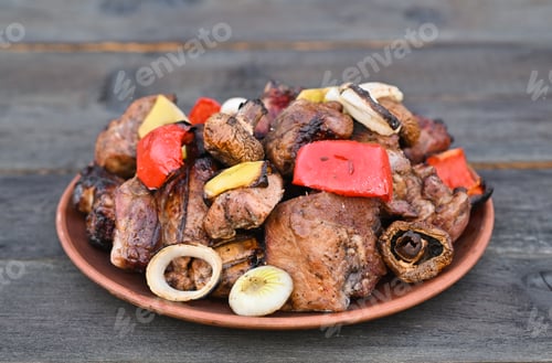 Preview: Meat and vegetables made on the grill lie in a plate.