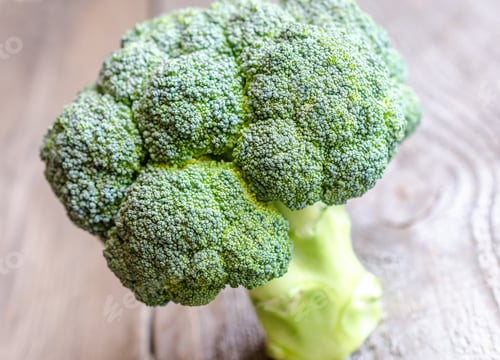 Preview: Fresh broccoli on the wooden table