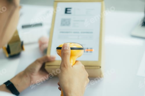 Preview: Scanning parcel barcode before shipment.