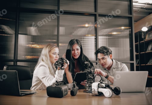 Vista previa: Los estudiantes universitarios se unen para realizar experimentos con robots, combinando tecnología, creatividad y formación de equipos a partir de la investigación