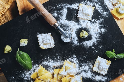 Preview: making ravioli, cutting the dough, stuffing the italian pasta