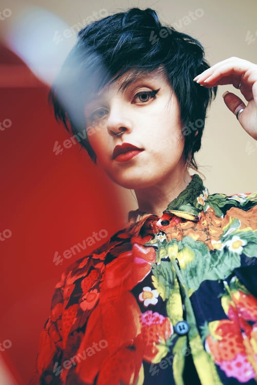 Preview: Androgynous female model with retro style