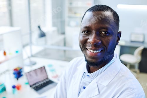 Preview: Smiling black man looking at camera in laboratory