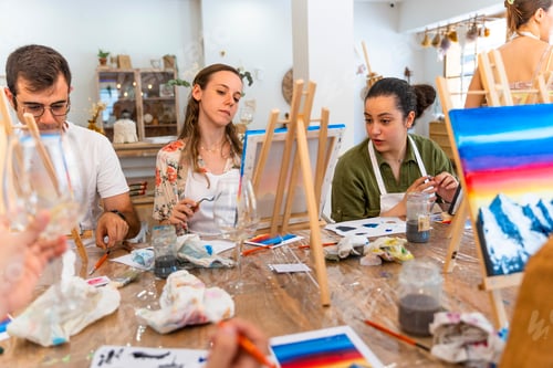 Vista previa: Painting Workshop. Artistic Fusion: Friends Unite for Wine and Paint