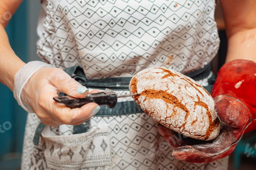 Preview: the baker measures the temperature of the finished baked bread