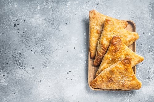 Preview: Samosa, samsa meat stuffed oriental pies. Gray background. Top view. Copy space