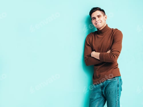 Hombre guapo con estilo posando en estudio