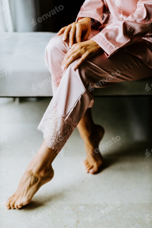 Preview: woman wearing nightwear pijama at home